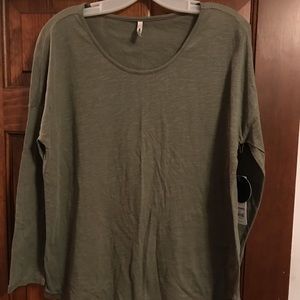 Amuse Society NWT Sz Medium Long Sleeve Green Tee